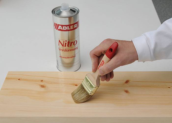 Tipps-Tricks-Holz-entharzen-Nitro-aufpinseln_Artikelbild