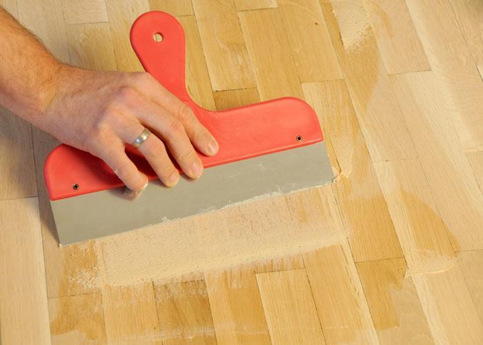 ADLER-Holzboden-renovieren-Risse-auffuellen_Schritt2